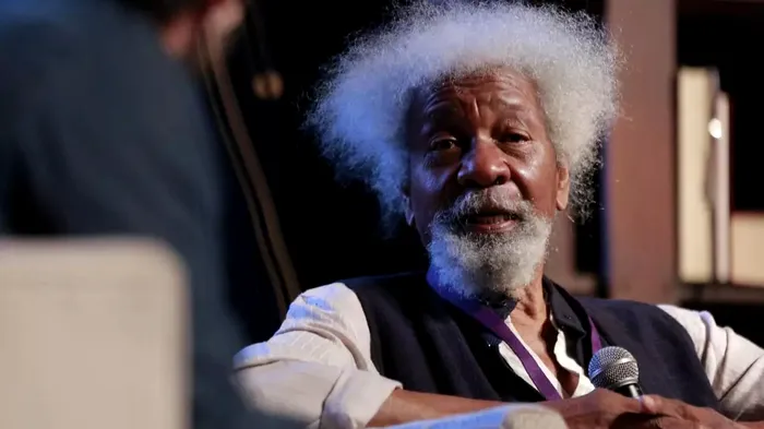 Wole Soyinka, bărbatul păcălit de un taximetrist la Otopeni, premiat cu Nobelul pentru literatură