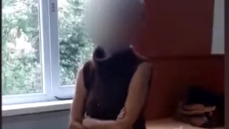 Profesoară jignită în clasă de o elevă care râde de ea pe ritmuri de manea, în timp ce o filmează: „Să te vadă lumea toată că tu ești o terminată