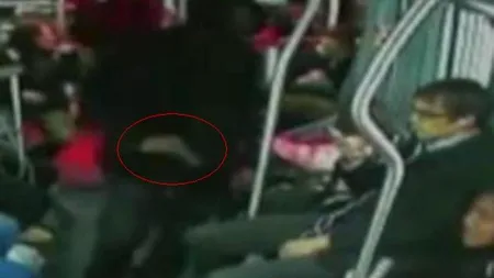 S-a întâmplat în plină zi: pasagerii unui autobuz au fost amenințați cu pistolul 