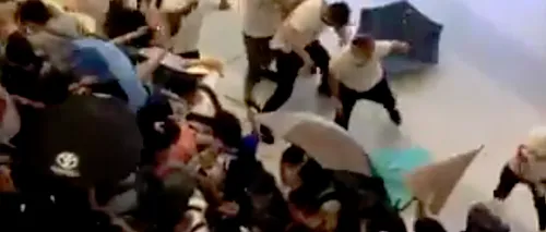 Prăpăd într-o gară din Hong Kong: Bărbați înarmați cu bâte și cu măști pe față au atacat zeci de oameni - VIDEO