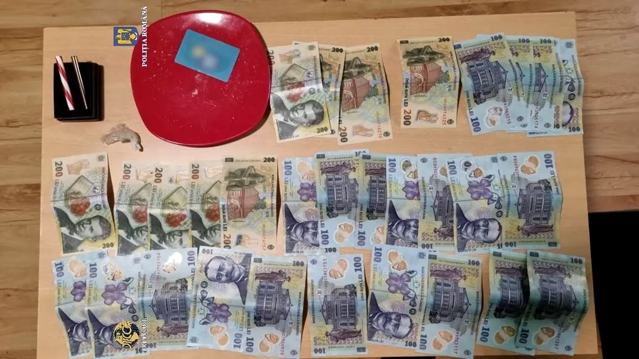 Un bărbat a fost reținut după ce a fost prins când vindea substanțe psihoactive unui participant la festivalul Electric Castle din Cluj. Ce au descoperit polițiștii la percheziții