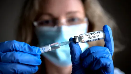 Percheziții în Dâmbovița, după ce un medic de familie a eliberat adeverințe false de vaccinare anti-COVID