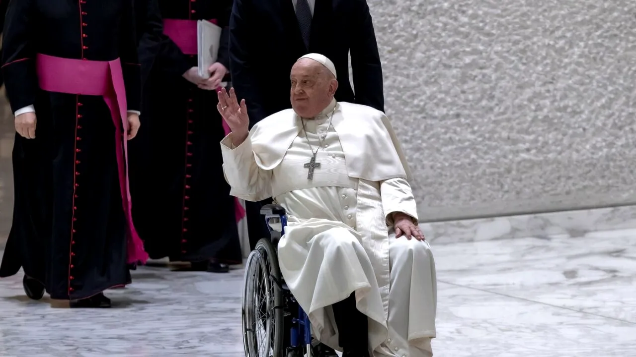 Papa Francisc ar putea abdica din motive de SĂNĂTATE, susține cardinalul Gianfranco Ravasi / Vaticanul nu exclude o posibilă demisie