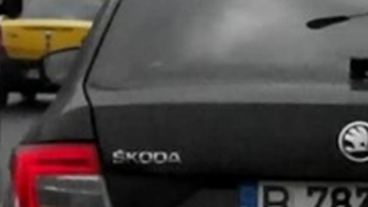 Ce număr de înmatriculare are acest șofer din București. Dacă l-ar vedea poliția, l-ar amenda imediat