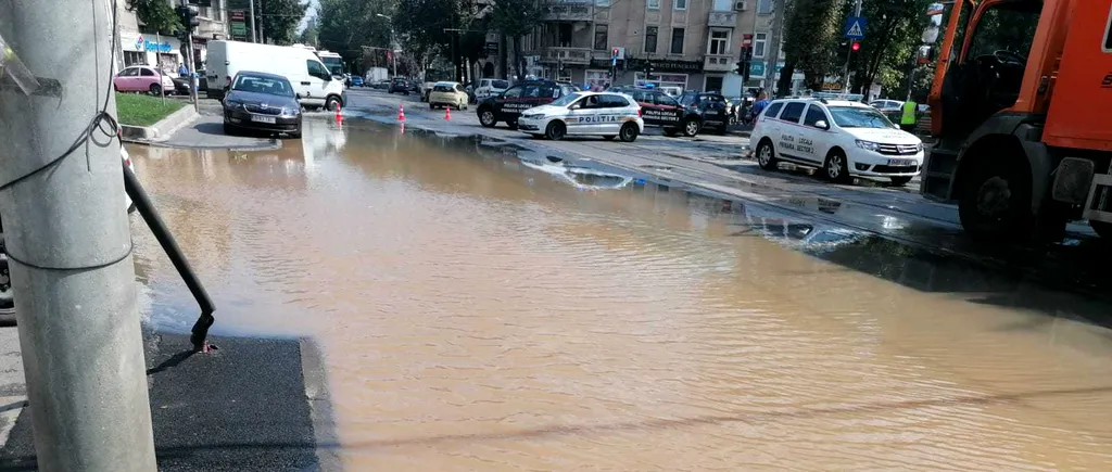 Avarie la o magistrală de apă în București. Polițiștii au deviat traficul / Cât vor dura lucrările de remediere - VIDEO