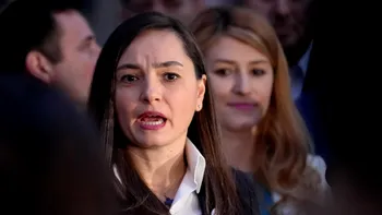 Mediafax: Anamaria Gavrilă a sunat la 112 pentru a raporta prezența jurnaliștilor în fața grupului POT din Parlament