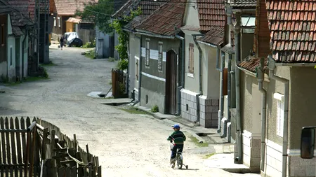 Povestea ultimilor sași din Feldioara, care își trăiesc datinile din amintiri