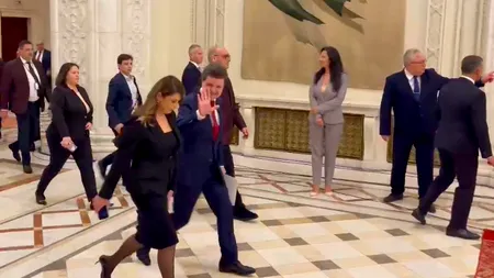 Partenera lui Nicușor Dan a LIPSIT de la ceremonie, deoarece mezinul familiei este bolnav. Fiica lui Nicușor Dan, prezentă la Parlament