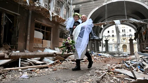 GALERIE FOTO | Un medic și o asistentă s-au căsătorit în Harkov. Imaginile cu cei doi printre ruinele orașului distrus de război s-au viralizat