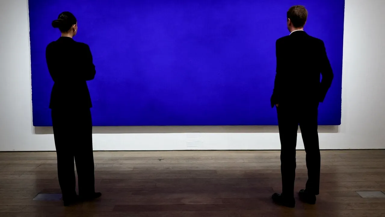 O pânză complet albastră a fost vândută la licitație pentru o sumă RECORD. Care este secretul tabloului?