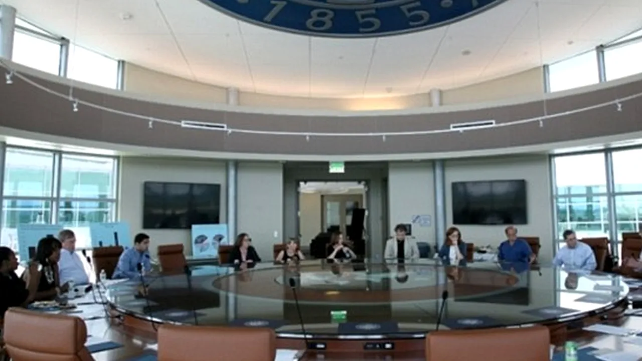 O universitate americană a cheltuit peste 200.000 de dolari pe o masă rotundă fabricată în China