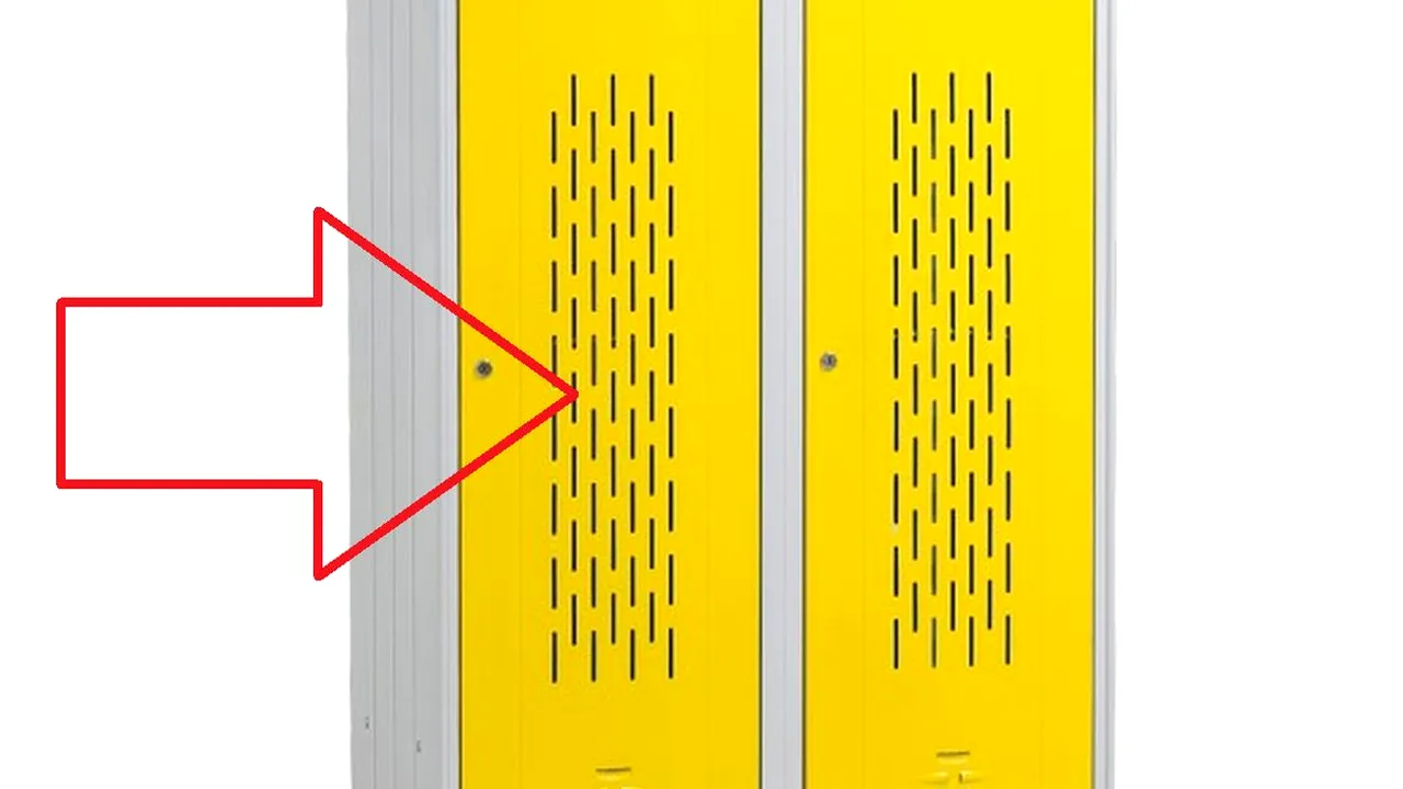 (P) Observi detaliul care transformă aceste vestiare metalice într-unele speciale?