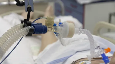 Povestea IREALĂ a femeii căreia medicii nu i-au dat șanse de supraviețuire. Soțul nu a deconectat-o de la aparatele care o țineau în viață (VIDEO)