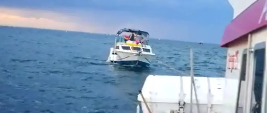 Angajații ISU Constanța au salvat patru persoane aflate pe o barcă în derivă - VIDEO 