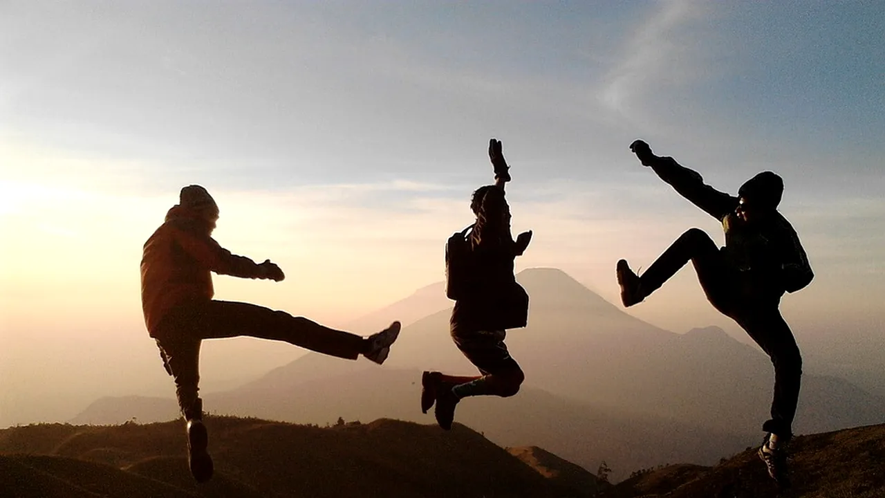 Motivul incredibil pentru care ar trebui să ne înconjurăm de oameni veseli