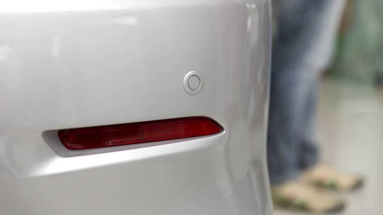 DNA cumpără 10 autoturisme de tip SUV. Printre condițiile pe care trebuie să le îndeplinească vehiculele: sistem audio cu minim 4 difuzoare și asistență la parcarea cu spatele