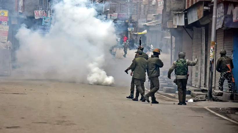 PROTESTE violente în Kashmirul indian. Sute de manifestanți s-au ciocnit cu forțele de ordine, după ce un profesor A MURIT în arestul poliției