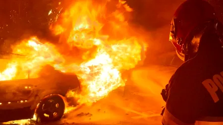 FOTO- VIDEO | Mașină cuprinsă de flăcări, în miez de noapte. Incendiul a afectat și alte autoturisme, dar și un imobil din apropiere