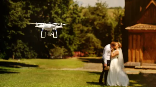O femeie a fost accidentată de o dronă care filma nunta la care se afla. Pilotul ar putea avea probleme mari - legislația în România este foarte dură