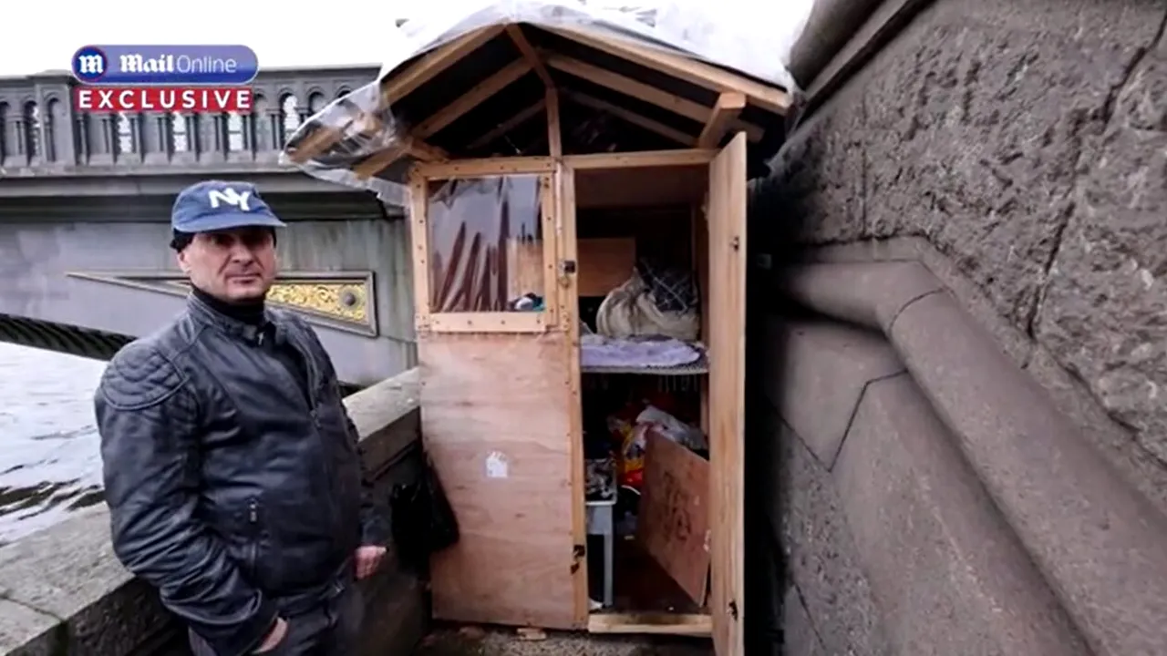 Om al străzii „cazat” în cea mai scumpă zonă din Londra. Face duș o dată pe săptămână și folosește WC-ul unei stații de autobuz / Cât l-a costat totul