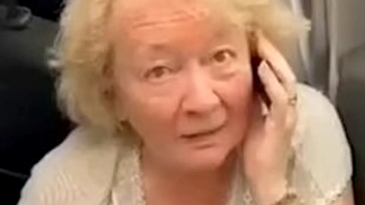 O pensionară din Rusia a incendiat mașina unui general rus. Bătrâna se opune războiului din Ucraina și riscă 15 ani de închisoare