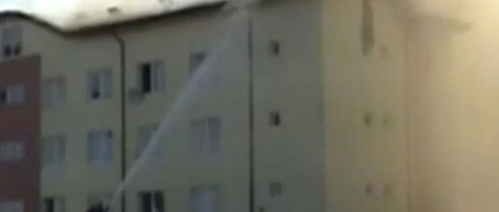 Un incendiu a izbucnit la mansarda unui bloc din Drobeta-Turnu Severin. Pompierii au găsit trupul carbonizat al fetei de 15 ani rămasă în mansarda în flăcări