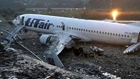 Avion ÎN FLĂCĂRI pe pista aeroportului din SOCI, Rusia. Vezi imagini cu aeronava care a derapat LA DECOLARE