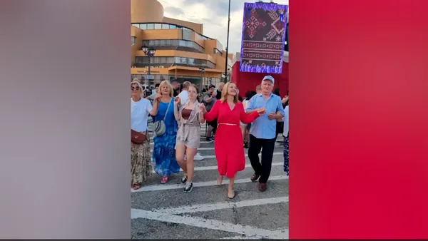Elena Lasconi, în pași de horă la zilele orașului Câmpulung Muscel. Primărița întreține atmosfera printre locuitori