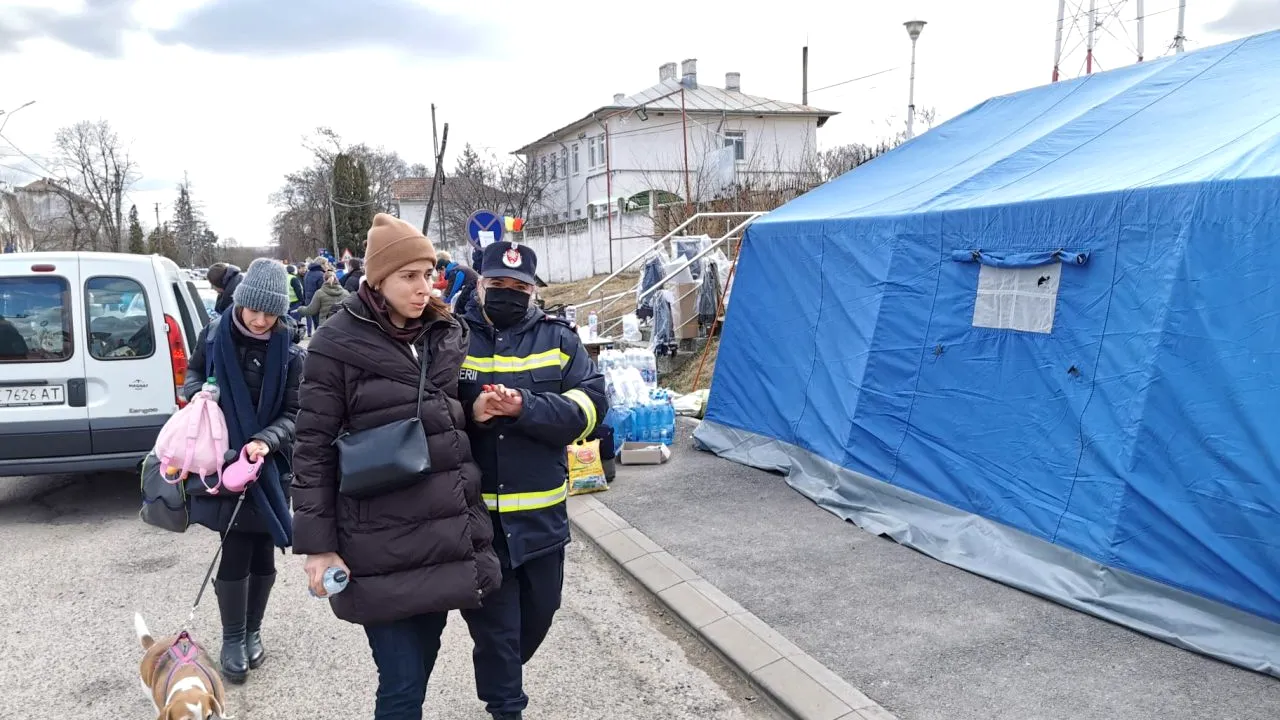 Povestea emoționantă a tinerei în trimestrul 3 de sarcină care a ajuns epuizată la PTF Rădăuți-Prut cu o fetiță de mână, un cățel și un rucsac în spinare