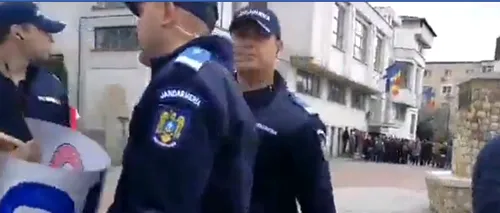 Protestatarii care îl așteptau pe Dragnea la Topoloveni, ridicați de jandarmi. „Ce-am făcut? Lăsați-mă în pace! - VIDEO / Explicația Jandarmeriei