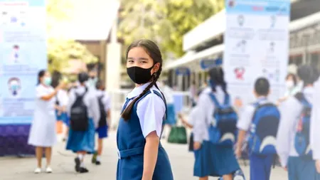 Cum poate fi dezinfectată de COVID-19 uniforma elevilor. Sfaturile experților în curățătorie