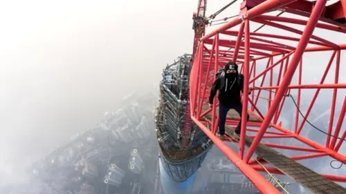 Doi tineri ruși s-au urcat pe a doua cea mai înaltă clădire din lume. VIDEO