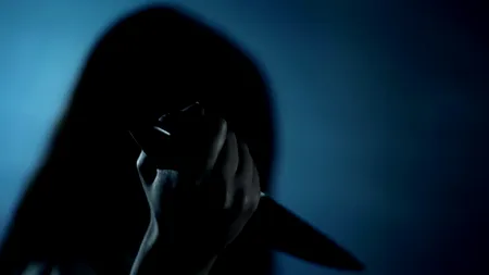 De-a râsul-plânsul! O femeie și-a înjunghiat soțul după ce a descoperit niște poze cu el și o tânără. Credea că o înșală, dar presupusa amantă era chiar ea