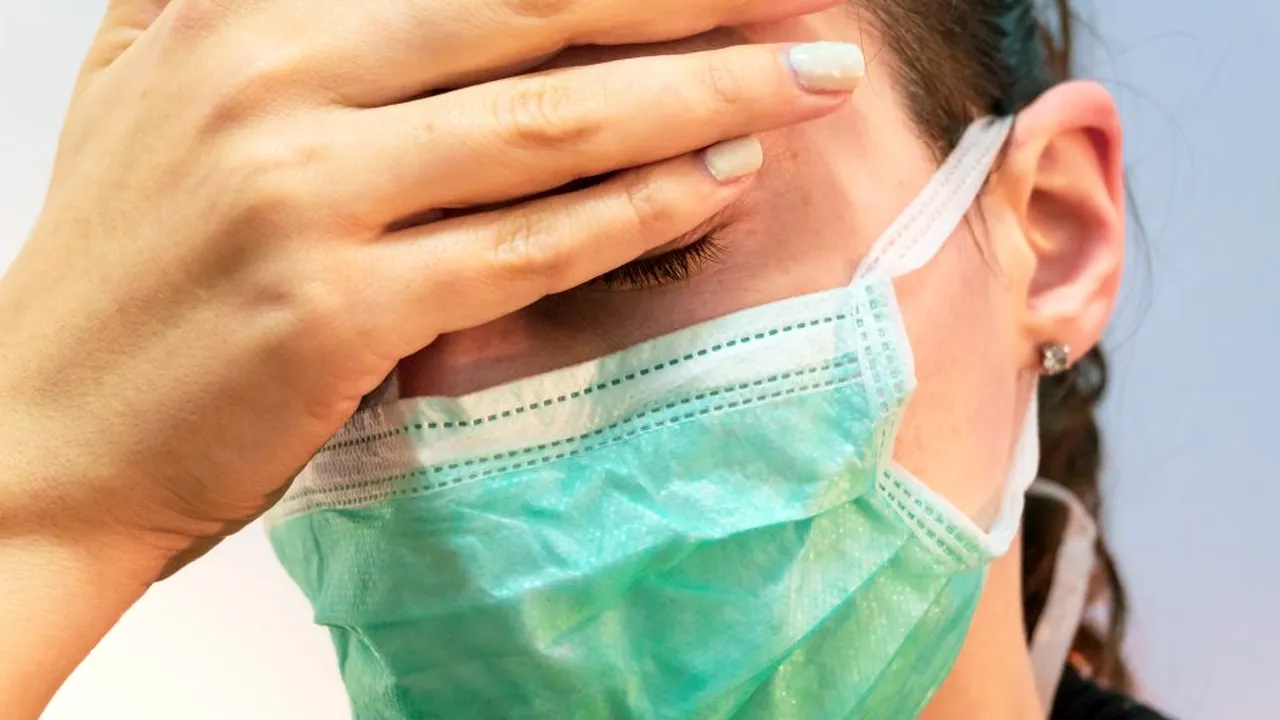 Simptomele coronavirusului care se pot observa pe fața unei persoane infectate