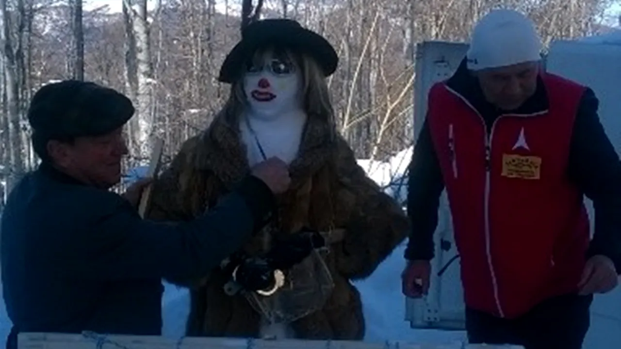 O cină romantică de Valentine's Day și Udrea în arest, la Festivalul Oamenilor de Zăpadă din Straja