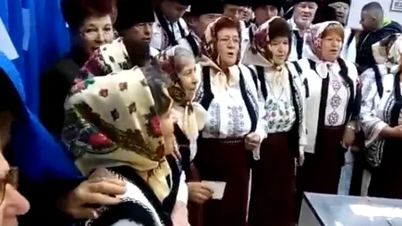 Au cântat și au votat. Într-o secție de votare din Galați, membrii unui ansamblu folcloric au oferit un spectacol emoționant: „Foaie verde, foi de cimbru, măi române să fii mândru