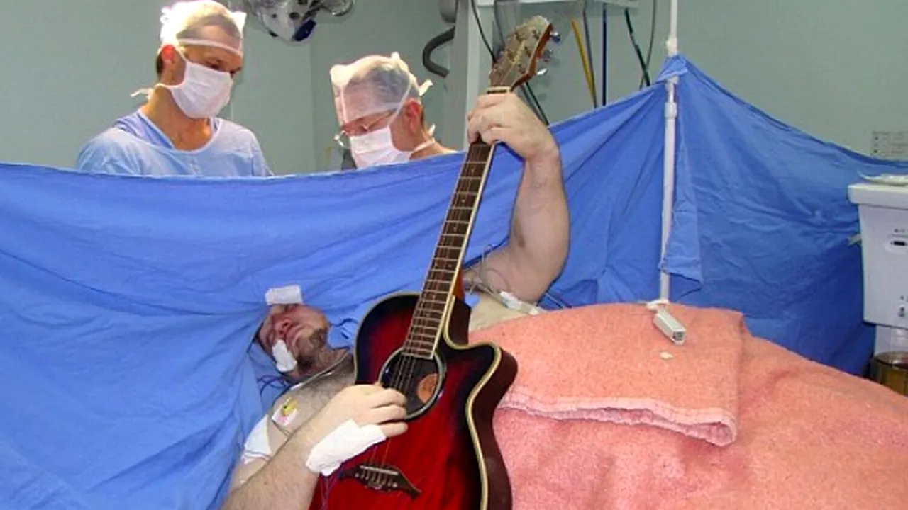 Un brazilian a cântat la chitară în timp ce era operat pe creier. De ce i-au cerut medicii acest lucru