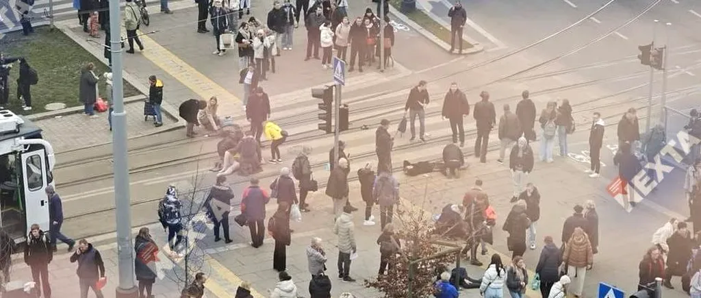 Scene de GROAZĂ în Polonia! O mașină a intrat în plin în oamenii aflați pe o stradă /  Cel puțin 17 persoane sunt rănite