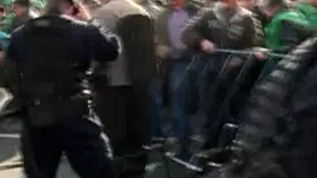 BĂTAIE la Guvern între fermierii care protestează și jandarmi. Ministerul Agriculturii: Protestatarii acționează politic. GALERIE FOTO