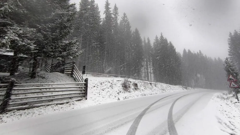 Ninge în zonele montane din Suceava și alte două județe. Drumarii intervin cu mai multe utilaje pe șoselele acoperite de zăpadă 