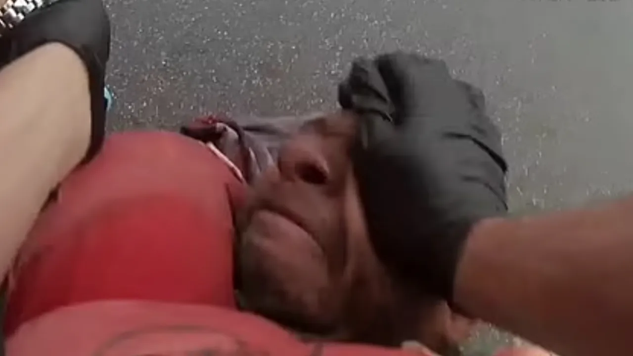 Un polițist din San Diego a fost filmat în mod repetat lovindu-l cu pumnii pe un om fără adăpost. Care este motivul