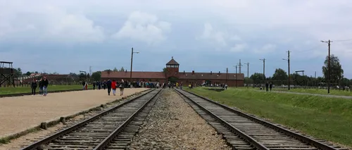 Fotografiile care i-au scandalizat pe reprezentanții muzeului Auschwitz: „Respectați-le memoria oamenilor care au fost uciși aici

