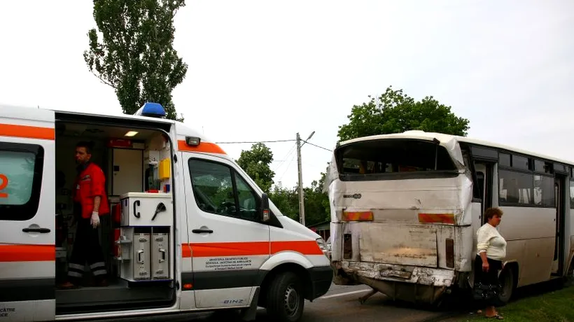 Șase persoane la spital, după ce un autocar a fost lovit de un microbuz pe DN 1, la Bradu (Sibiu)