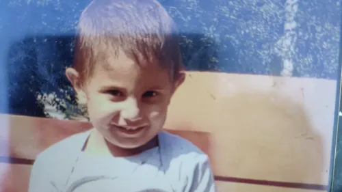 Copilul în vârstă de numai doi ani, dat dispărut în satul Sâmbotin, comuna Schela din Gorj, a fost găsit. Micuțul era dezbrăcat şi desculţ