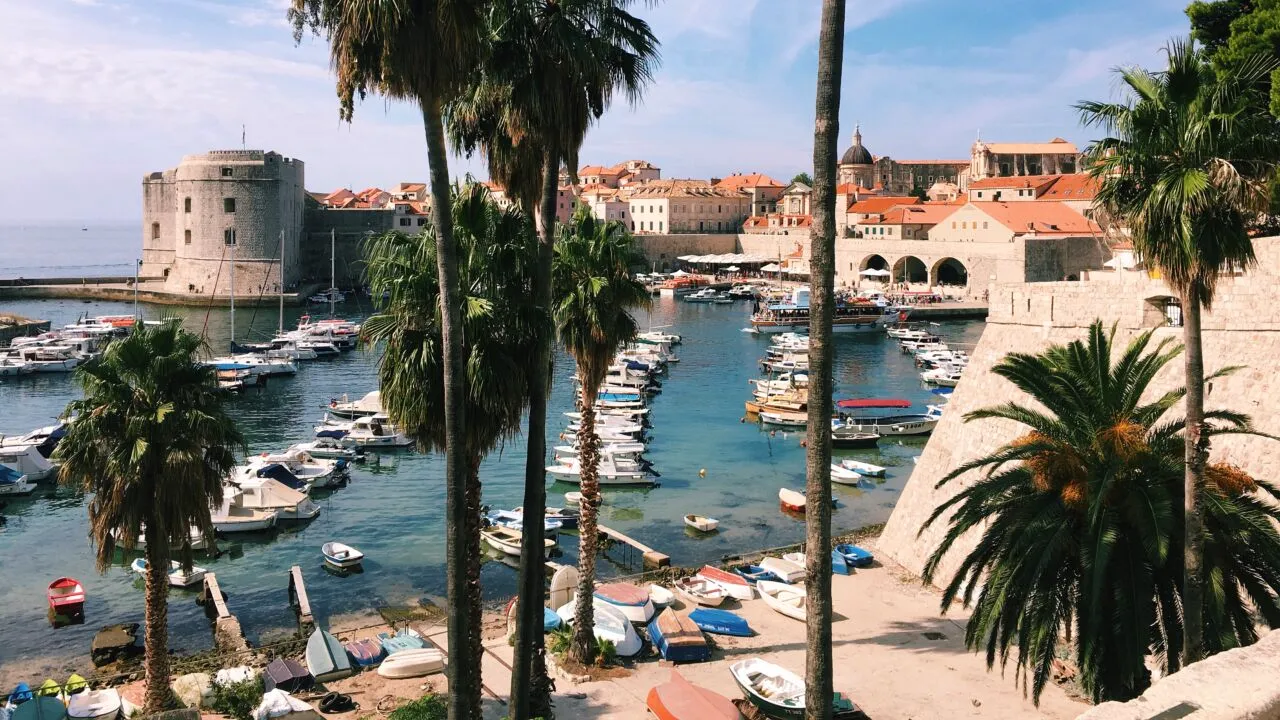 În atenția turiștilor și transportatorilor: Croaţia - coduri roşu şi portocaliu de caniculă și fenomene meteo extreme. Unde puteți cere asistență