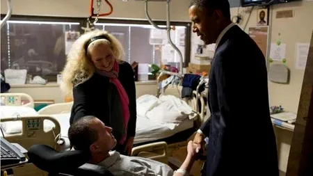 Plutonierul adjutant Florinel Enache, felicitat de Obama și decorat de Băsescu, se întoarce miercuri acasă