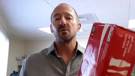 Experiment EXTREM: ce se întâmplă dacă bei 10 doze de Coca-Cola pe zi, timp de o lună