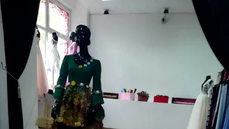 Rochie DIN FRUNZE DE STEJAR, creată de o brăileancă. Poate fi purtată O JUMĂTATE DE AN și costă peste 5.000 de euro