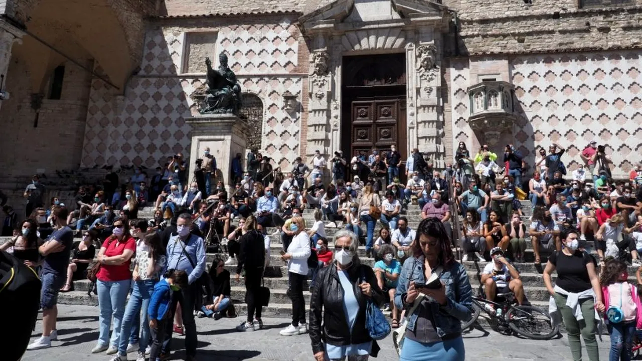 COVID-19. Măsură extremă! De miercuri, purtatul măștii în spații deschise devine obligatoriu!