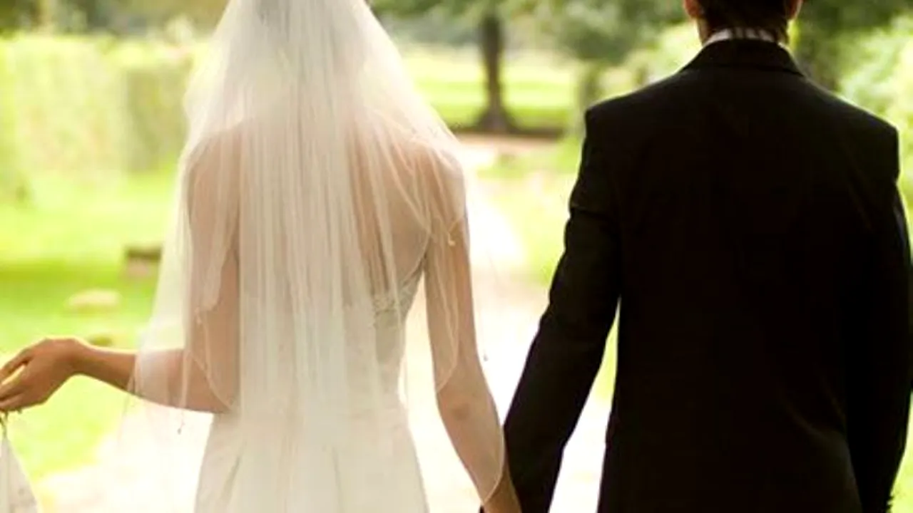 STUDIU. Căsătoria îi face pe oameni mai fericiți. Ce influență au banii asupra stării de spirit